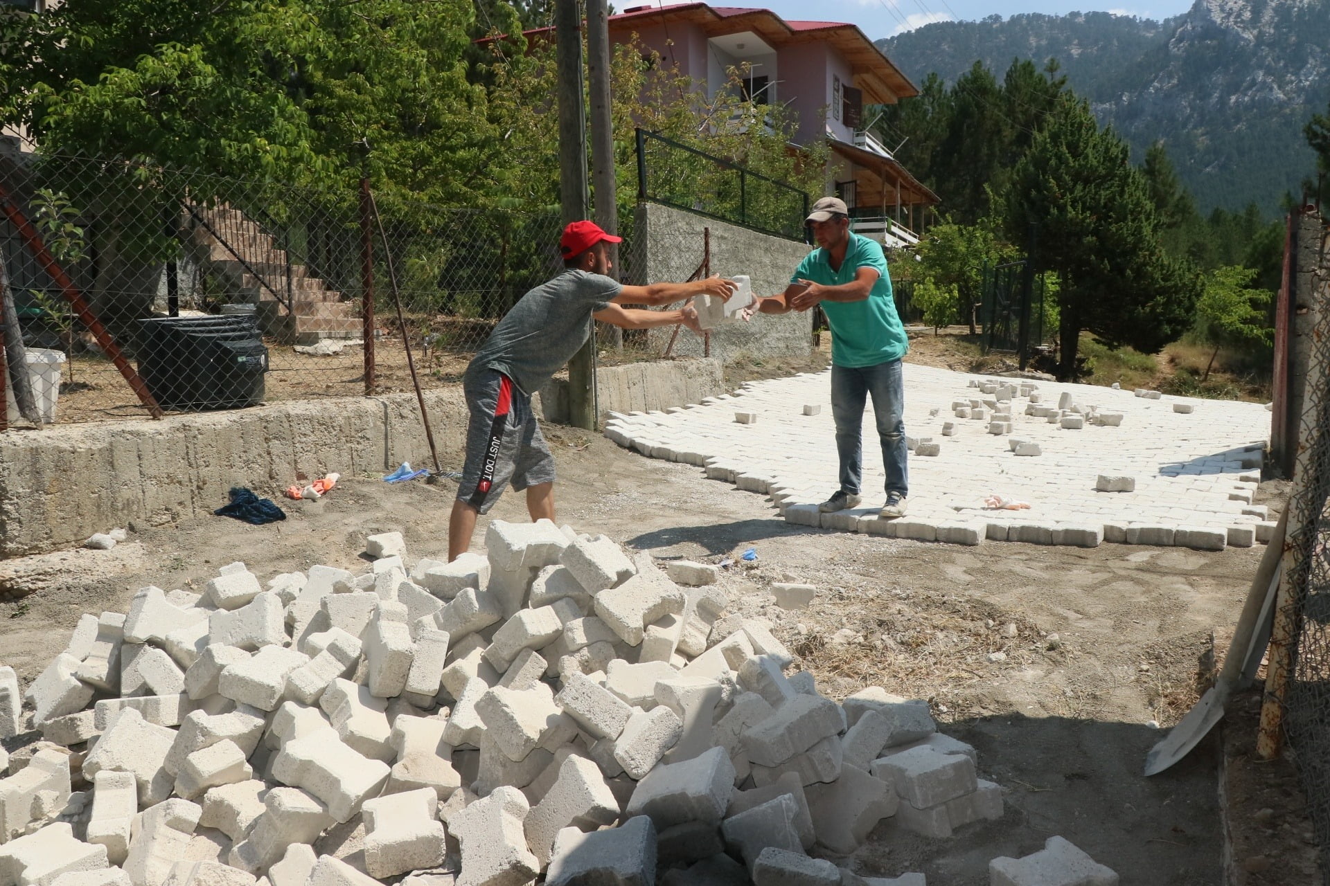 AKÇATEKİR – POZANTI EL ELE YOLLARI PARKELE