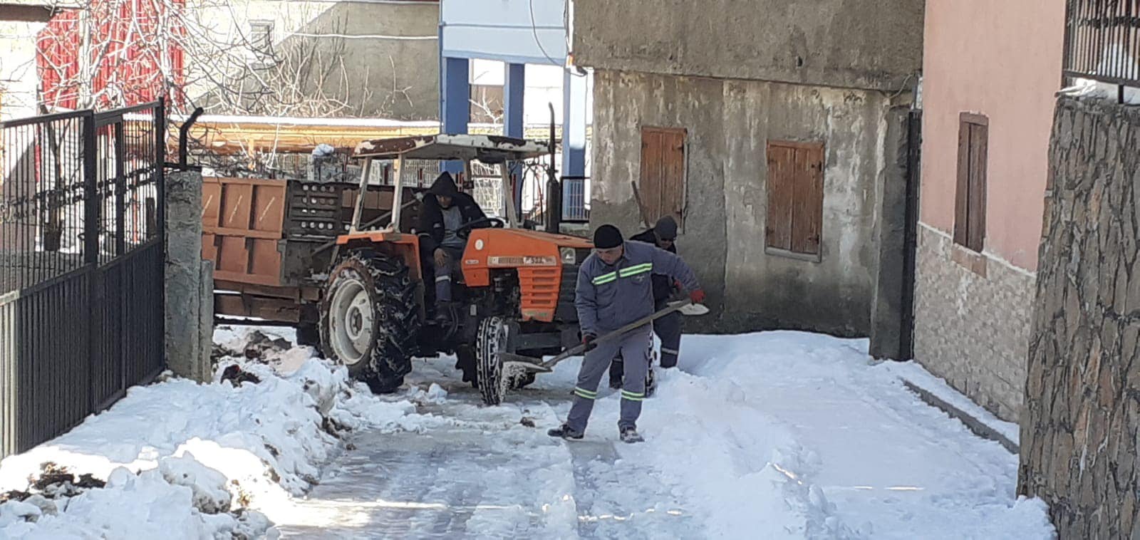 Pozantı Belediyesi, buzlanmaya karşı ara sokakları da tuzluyor