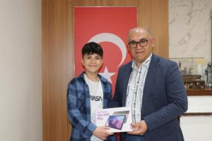 LGS İlçe Birincisine Başkan Çay’dan Tablet Hediyesi