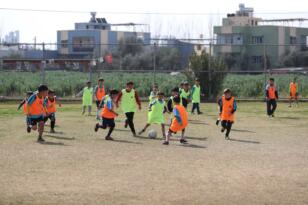 FUTBOLLA BULUŞAN ÇOCUKLARIN MUTLULUĞU YÜZLERİNE YANSIDI