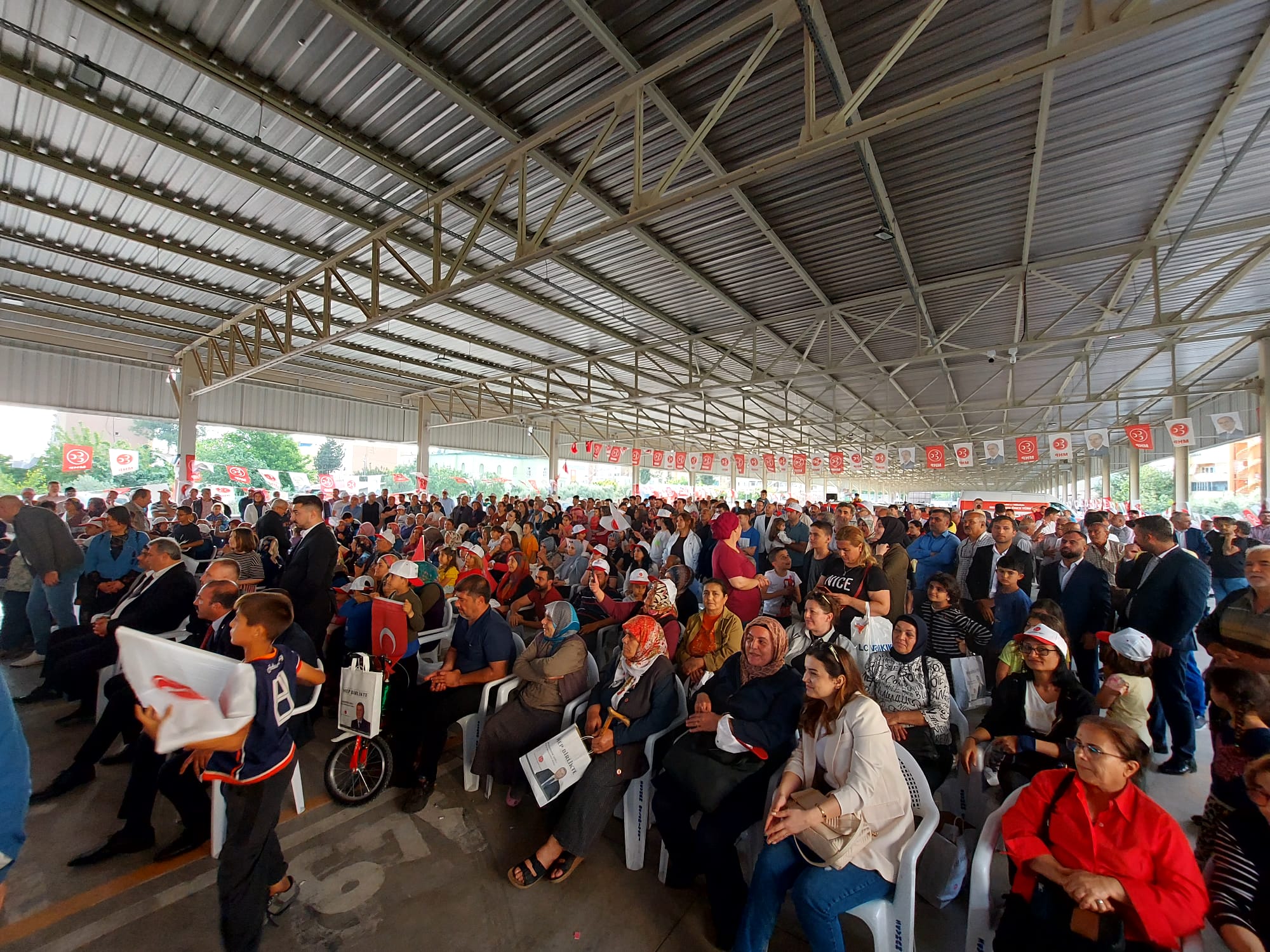 MHP hem sahada hem gönüllerde büyüyor!