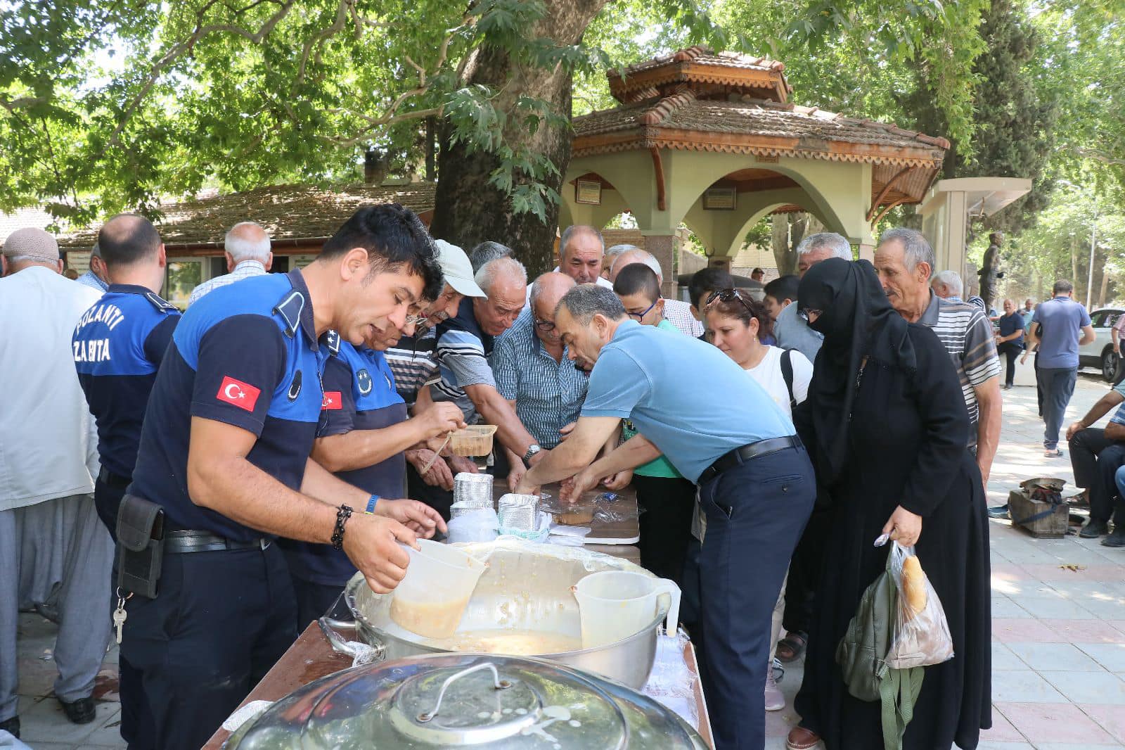 Pozantı Belediyesi Vatandaşlara Aşure Dağıttı