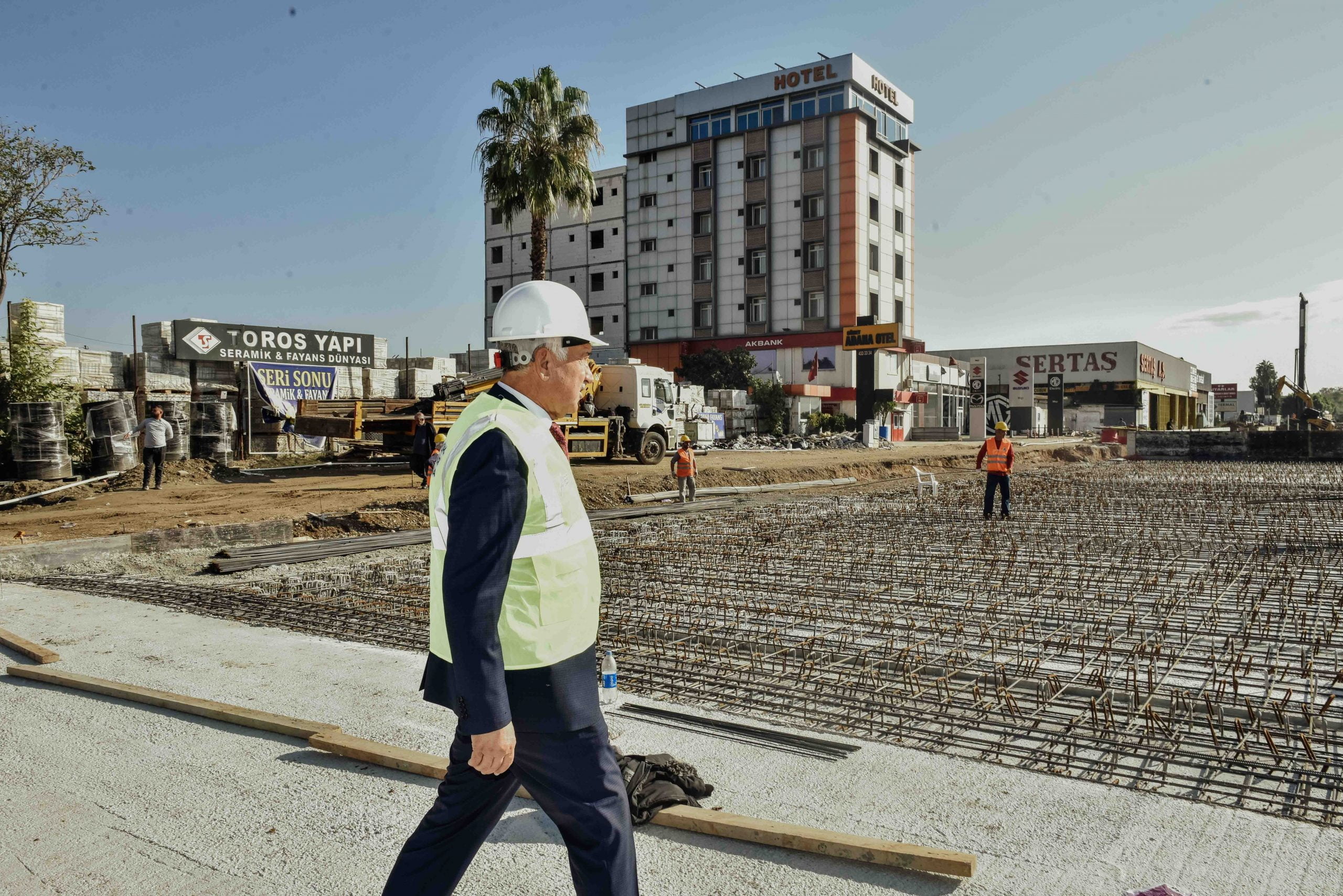 Yeni yollar, altgeçitler yapılıyor, halkın sorunları ilk ağızdan dinleniyor