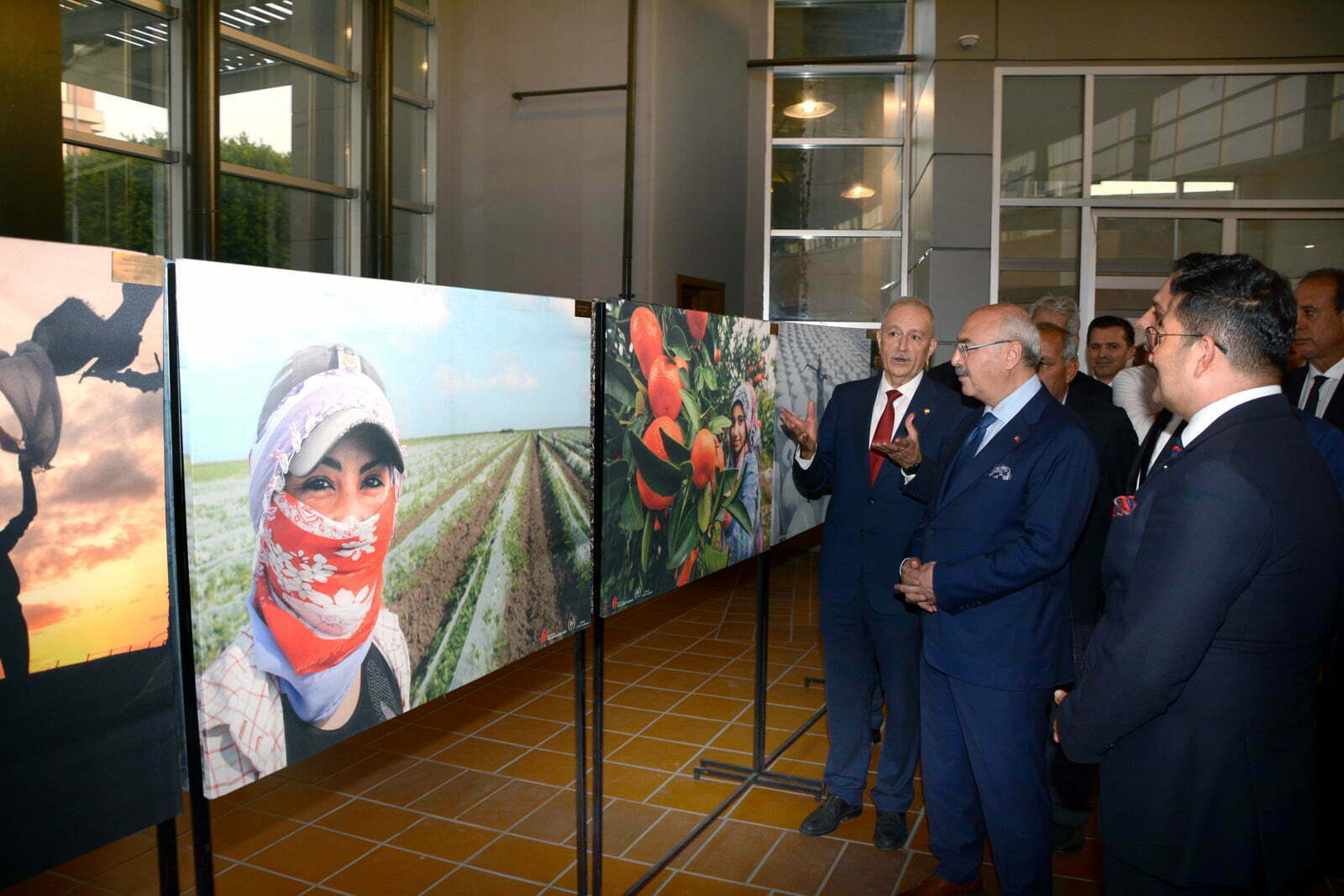 Vali Köşger, “Emeğin mahsulü sergilenmiş”