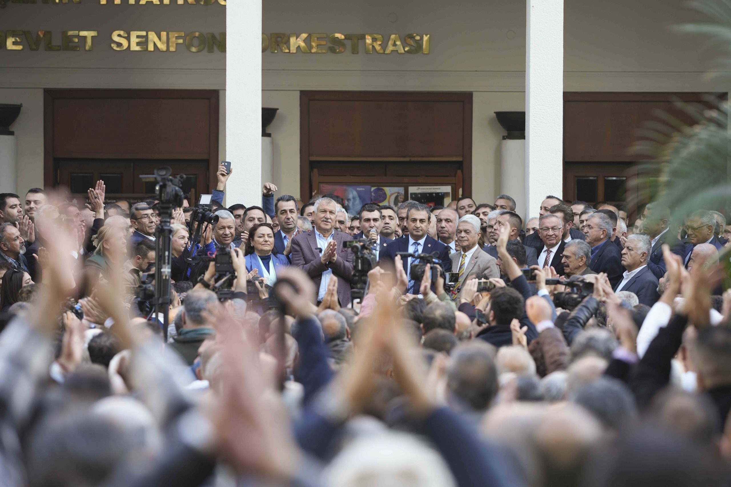 10 bini aşkın Adanalı, Zeydan Karalar’a destek için toplandı