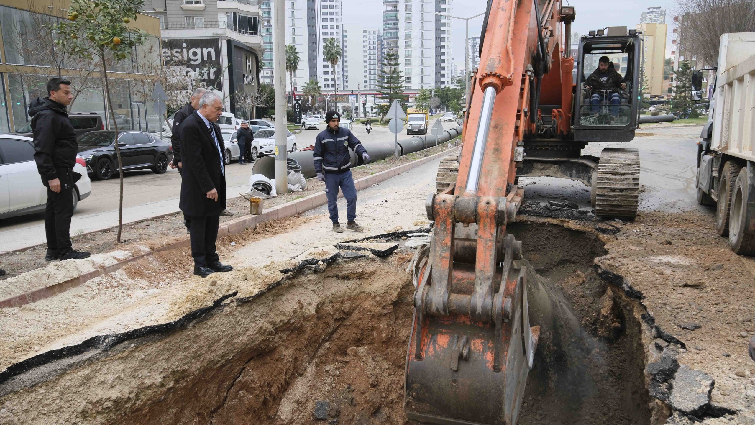 Hilmi Kürklü Bulvarı’nda 2 km’lik su hattı yenilendi