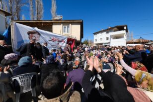 Zeydan Karalar, köy köy gezdiği Tufanbeyli’de sloganlarla ve sevgi seliyle karşılandı.