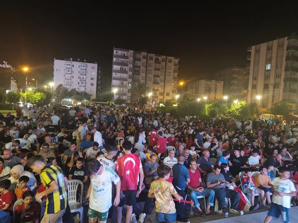 Ceyhan’da Türkiye-Avusturya maçı heyecanı, dev ekranda yaşandı